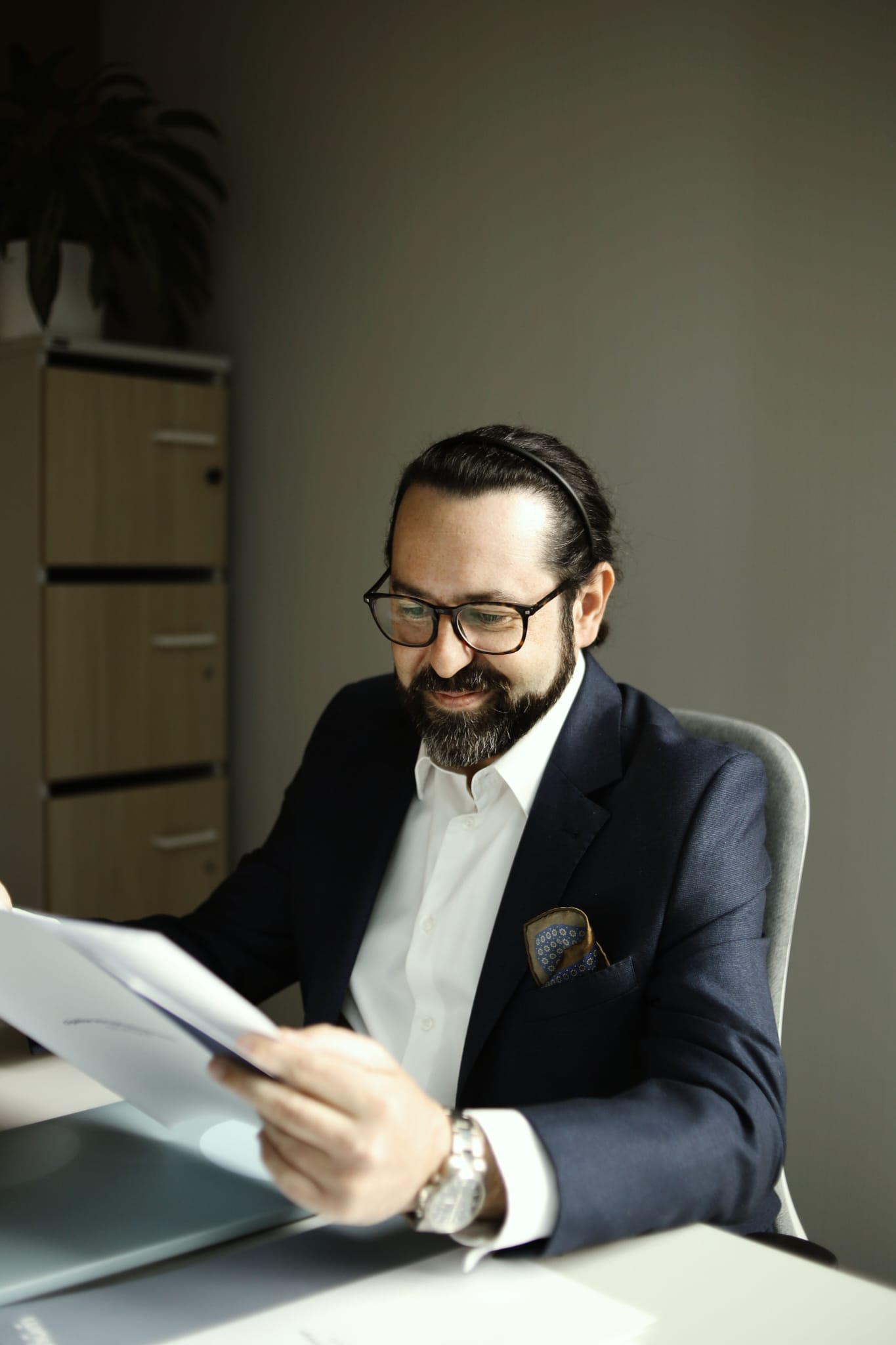 Dariusz Fink-Finowicki analizujący dokumenty przy biurku