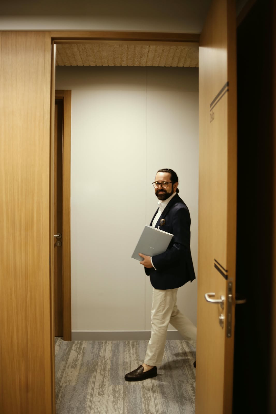 Dariusz Fink-Finowicki wchodzący na spotkanie z dokumentami